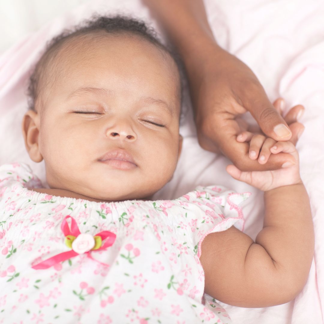 Durchschlafen Babys: Baby schläft entspannt durch.