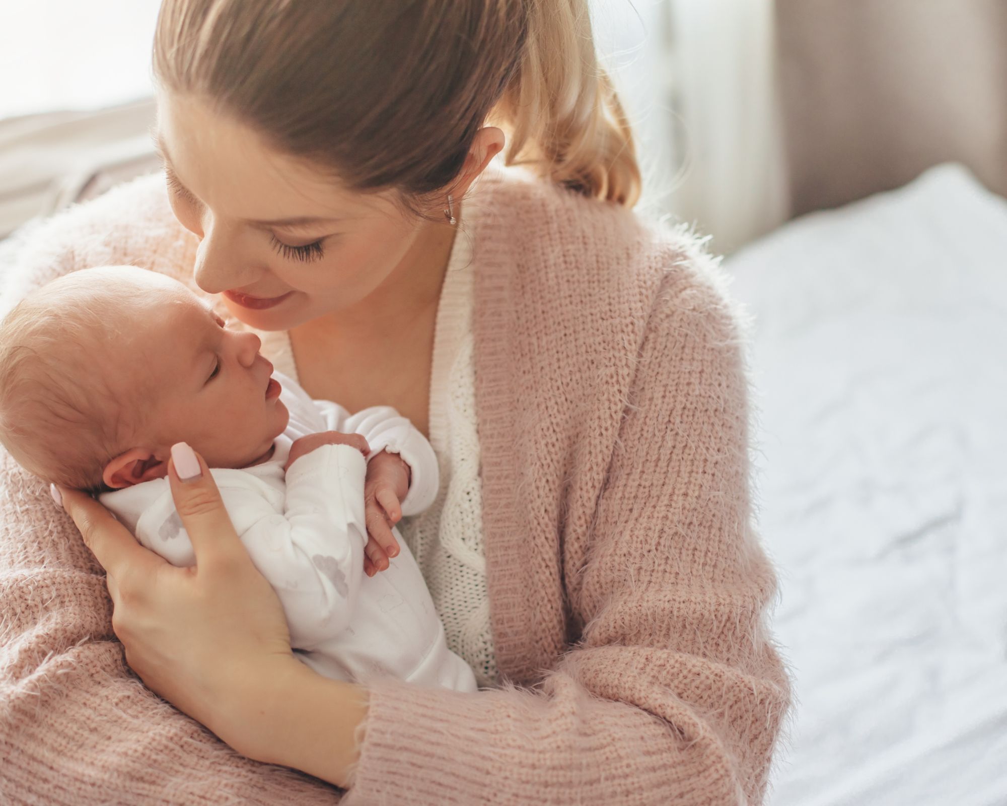 Mutter küsst ihr Baby