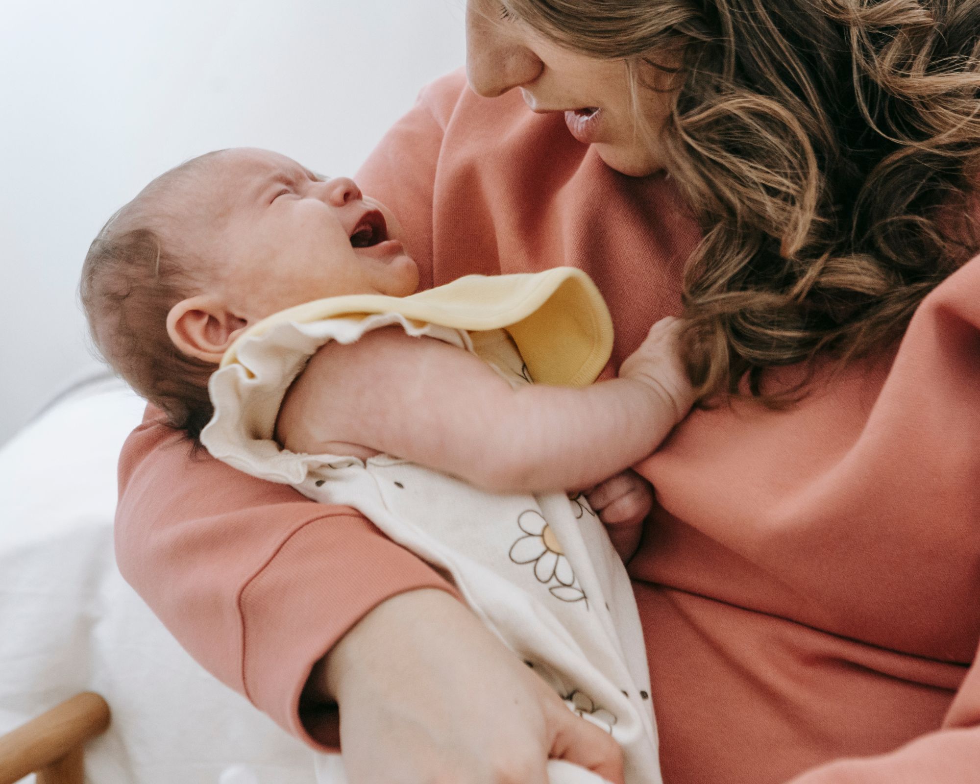 Mutter hält ihr weinendes Baby