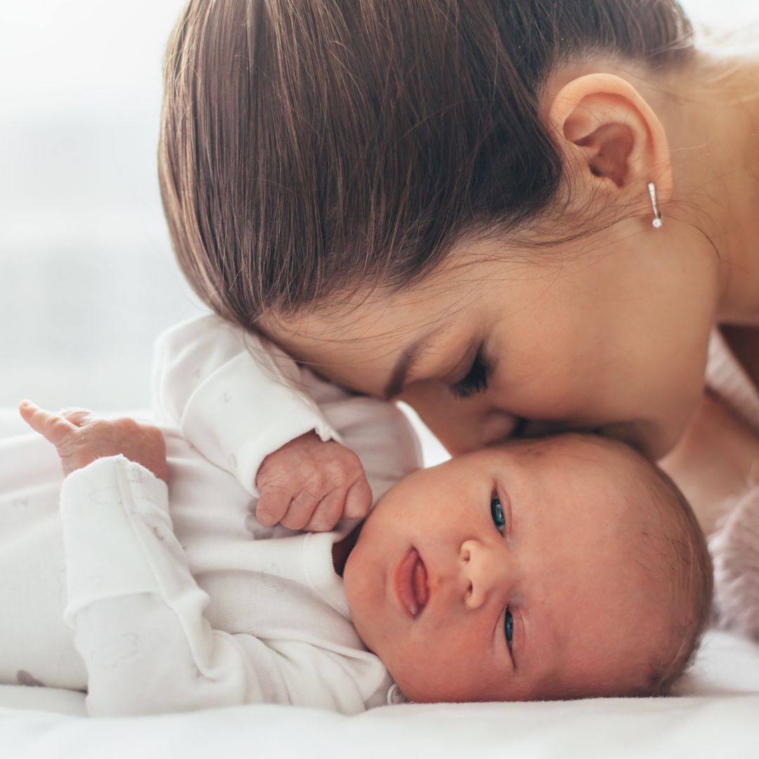 Schlafberatung Baby: Mama küsst Baby